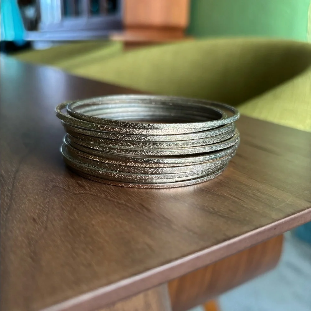 12 bracelets - Picture 2 of 4